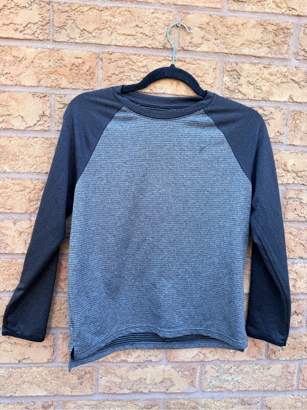 10/$25 • Old Navy Active Two-Tone Thermal Raglan Long Sleeve Shirt